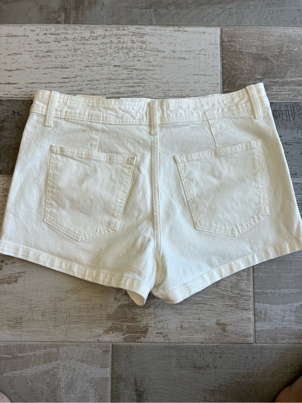 Universal Thread Women's High Rise 2.5" Inseam Sailor Jean Shorts White Size 14 - Picture 5 of 7
